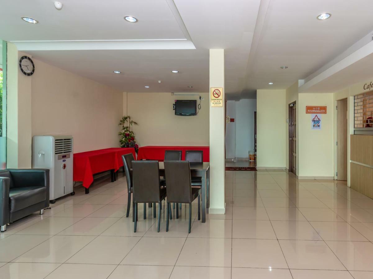 Готель Oyo 1158 906 Airport Malacca Екстер'єр фото