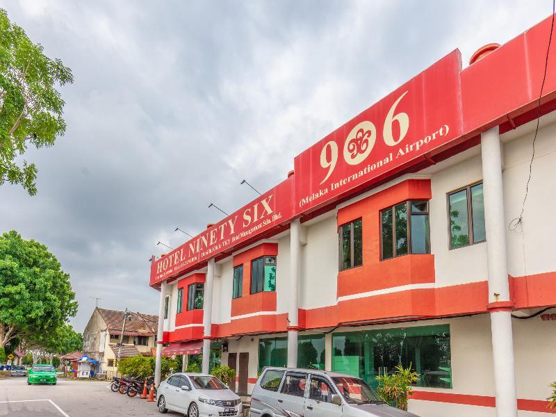Готель Oyo 1158 906 Airport Malacca Екстер'єр фото